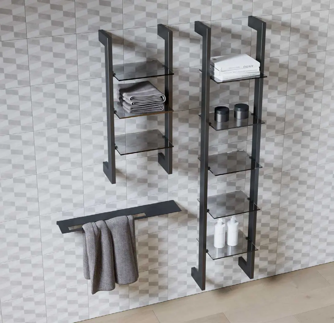Accessori bagno in alluminio nero opaco con ripiani in vetro.